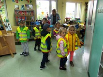 Nasi młodzi czytelnicy wracają do przedszkola. Ubrani są w odblaskowe kamizelki