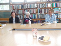 Pani czyta fragment książki