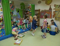 Grupa przedszkolaków. Czytają, bawią się, rozmawiają o książkach