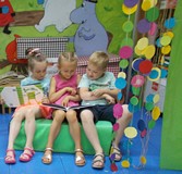 Wspólne siedzenie na kanapie, jedna książka i ciekawe opowieści