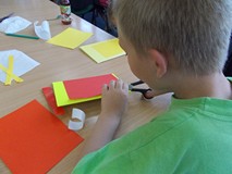 Chłopiec wycina elementy laurki