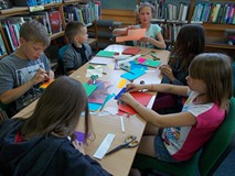 Dzieci wykonują laurki