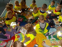 Dzieci oglądają książki