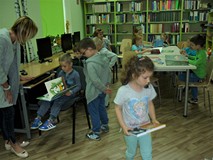 Dzieci oglądają książki