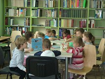 Dzieci oglądają książki