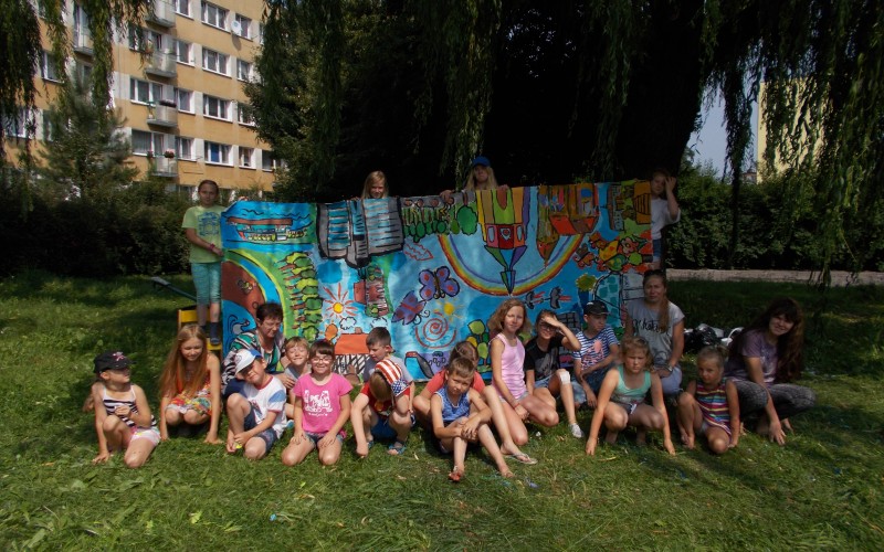 Grupa dzieci z poprzednich wakacji w bibliotece