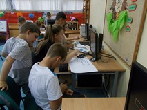 Dzieci w drużynach szukają  informacji o delfinach