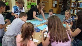 Dzieci wykonują w drużynach plakat