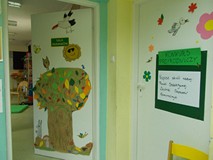 Dziecięca praca, drzewo na drzwiach do sali, jako znak, że tam odbywają się zajęcia