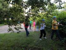 Dzieciaki szukają rzeczy potrzebnych do wykonania zadań