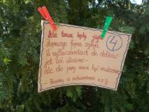 Na drezwie przypięte jest zadanie do wykonania przez dzieci