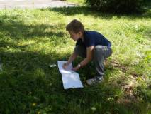 Chłopiec rysuje roślinkę