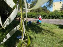 Dziewczynki podglądają jakie rośliny mamy w ogrodzie