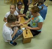 Dzieci pilnie przyglądają się roślinom i ich owocom