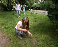 Jedna z dziewczynek zbiera rośliny