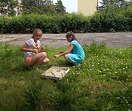 Dziewczynki przeglądają swoje zbiory