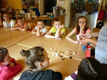 Warsztaty ekologiczne - poprzez zmysł dotyku poznajemy ciekawe okazy przyrodnicze