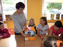 Warsztaty ekologiczne - ciekawe doświadczenie: zgadujemy, jaki rekwizyt do ręki wybrała dla nas Pani