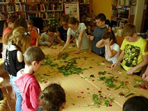 Warsztaty ekologiczne - rozsypane gałązki, liście i płatki kwiatów posłużą nam do wykonania kolorowy