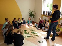 Warsztaty ekologiczne - poznajemy liście różnych drzew ; Pani Grażyna przedstawia zasady kolejnej ed