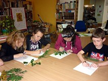 Warsztaty ekologiczne - bawimy się liśćmi dalej ; tym razem naszym zadaniem jest odwzorowanie wybran