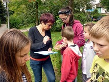 Warsztaty ekologiczne - Pani Grażyna służy radą i podpowiedzią, notuje wyniki poszczególnych grup
