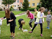 Warsztaty ekologiczne - wesoła zabawa drużynowa: kto pierwszy przeniesie na łyżeczkach jak najwięcej