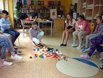 Warsztaty ekologiczne - zadanie indywidualne: komu uda się zebrać jedną ręką jak najwięcej zakrętek