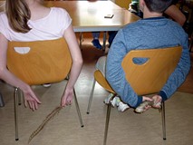 Warsztaty ekologiczne - otrzymujemy rekwizyty i zgadujemy - po dotyku - co trzymamy w ręku