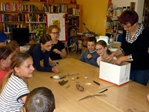 Warsztaty ekologiczne - czas na konfrontację ; po wyłożeniu wszystkich skarbów, dzieci mają zgadnąć 