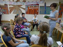 Małgorzata Strękowska-Zaremba z grupą zasłuchanych dzieciaków