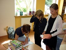 Małgorzata Strękowska-Zaremba wpisuje się do AUTOGRAFNIKA Oliwii.