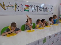 Dzieci przy stole wykonują doświadczenie