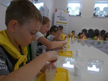 Grupa dzieci i zajęcia z wodą