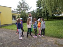 Grupa dzieci w bibliotecznym ogrodzie z p.Piotrem