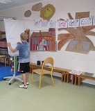 Chłopiec rysuje ptaki