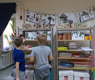 Dwaj chłopcy oglądają wystawę prac z roślinami