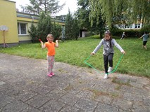 Dziewczynki wybrały do zabawy skakanki