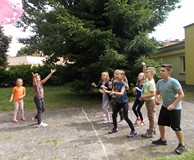 Dzieci grają w siatkówkę plażową piłką