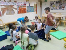 Pani bibliotekarka wyjaśnia dzieciom zasady gry