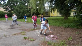 Dzieci bawią się w berka i zdobywanie skarbu