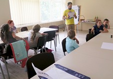 Dzieci i młodzież biorąca udział w warsztatach graficznych z Arturem Wabikiem