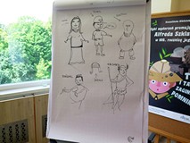 Dzieci i młodzież biorąca udział w warsztatach graficznych z Arturem Wabikiem