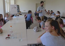Dzieci i młodzież biorąca udział w warsztatach graficznych z Arturem Wabikiem
