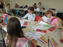 Dzieci i młodzież biorąca udział w warsztatach graficznych z Arturem Wabikiem