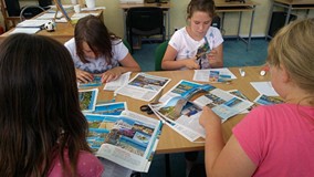 Cztery dziewczynki wycinają elementy pracy plastycznej