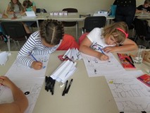 Dwie dziewczynki rysyją komiks