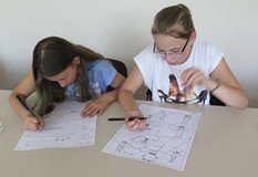 Dwie dziewczynki tworzą wspólną pracę plastyczną