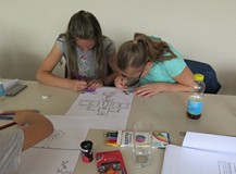 Dwie dziewczynki wspólnie rysują komiks