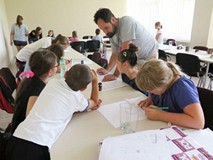 Dzieci rysują własną historię w komiksie, a pan im pomaga